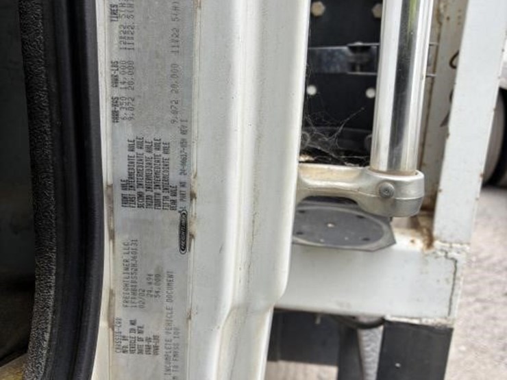 2002-freightliner-fl80-image-19