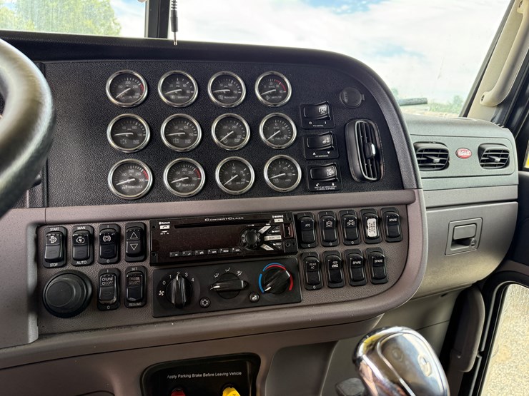 2015-peterbilt-389-image-9