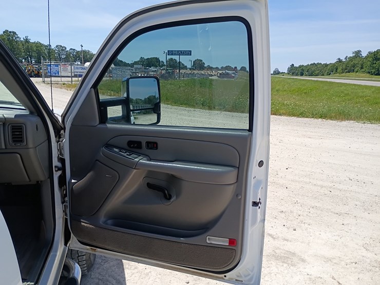 2005-gmc-sierra-2500-image-37