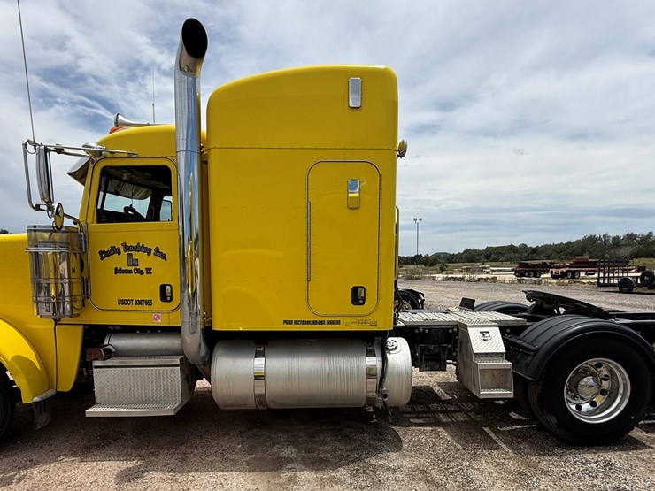 2014-peterbilt-389-image-8