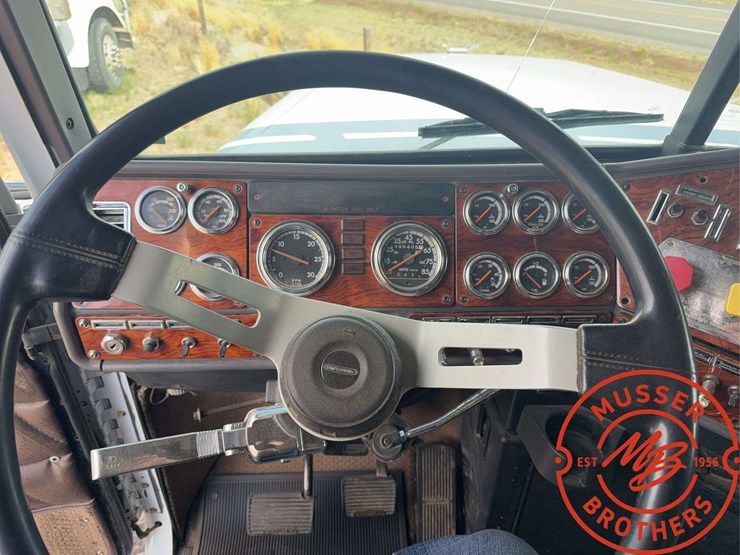 2000-freightliner-fld120-image-33