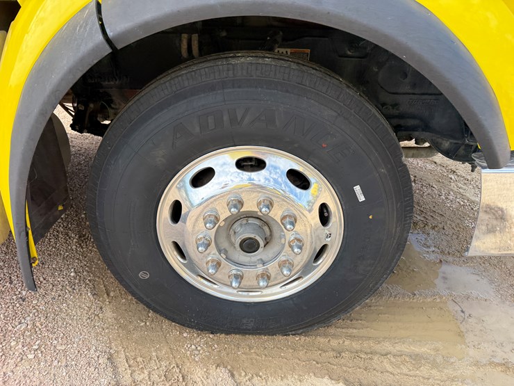 2018-peterbilt-567-image-15