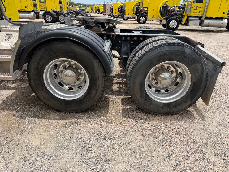 2015-peterbilt-389-image-14