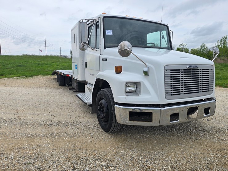 2001-freightliner-fl60-image-23