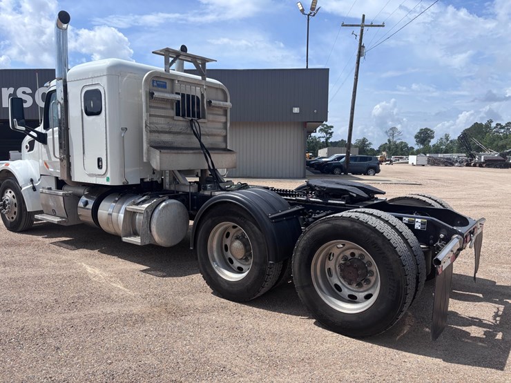 2021-peterbilt-567-image-4