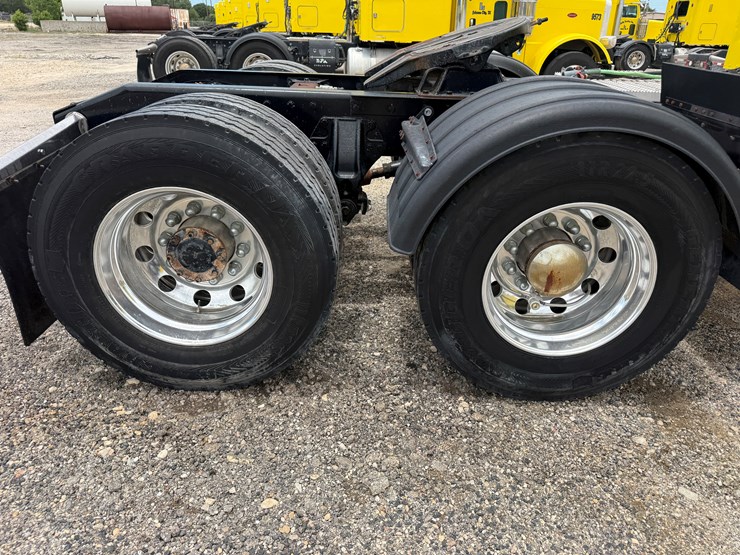 2013-peterbilt-389-image-16