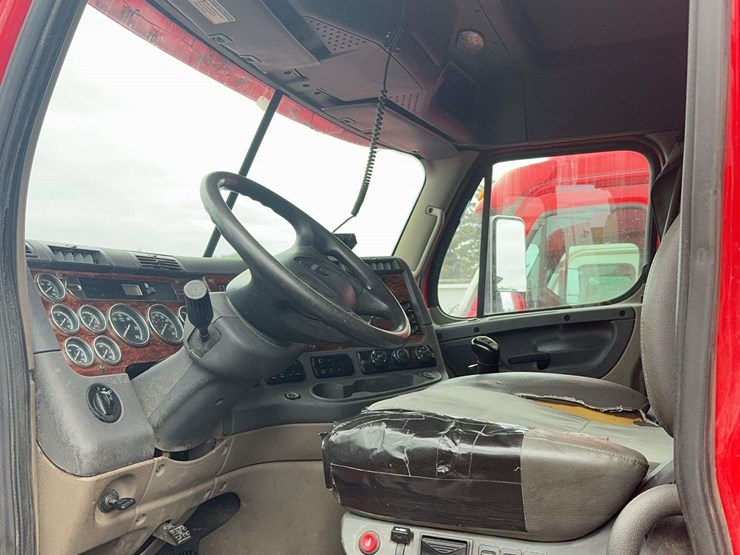 2013-freightliner-cascadia-125-image-53