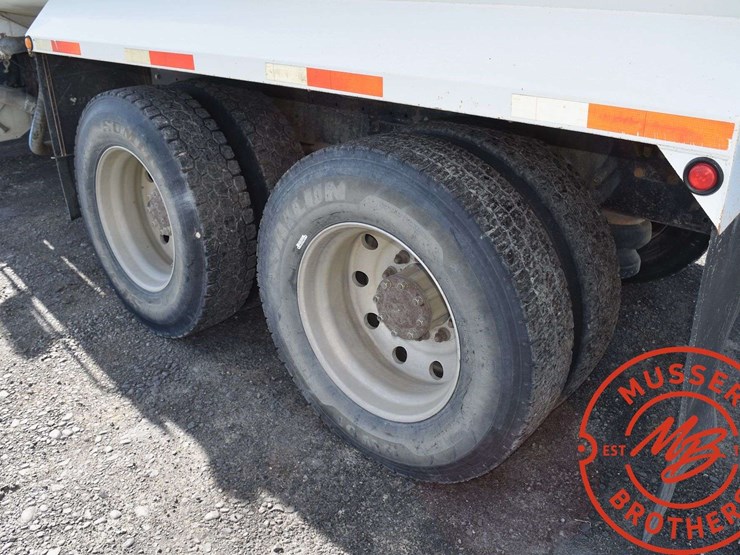 1994-peterbilt-379-image-25