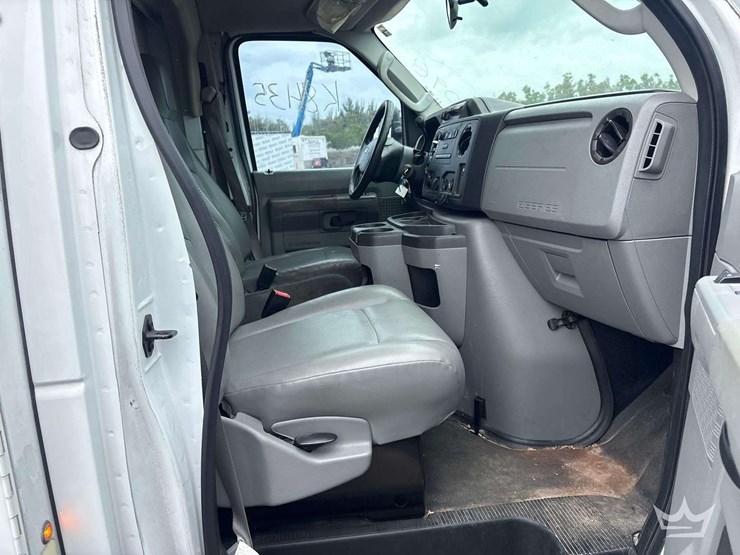 2013-ford-e350-image-28