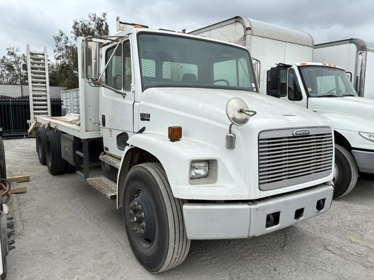 2002-freightliner-fl80-image-2
