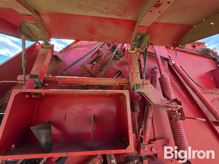 new-holland-br780-image-11