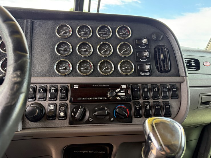 2014-peterbilt-389-image-11