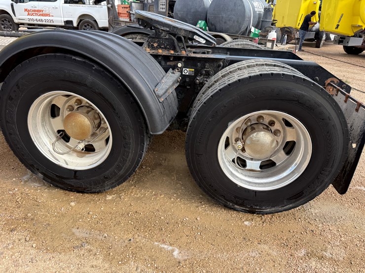 2014-kenworth-t800-image-14
