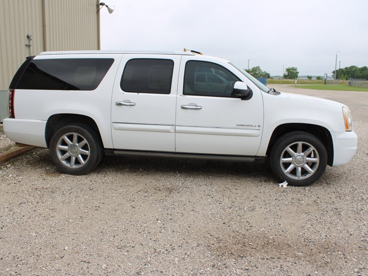 2008-gmc-yukon-xl-image-2