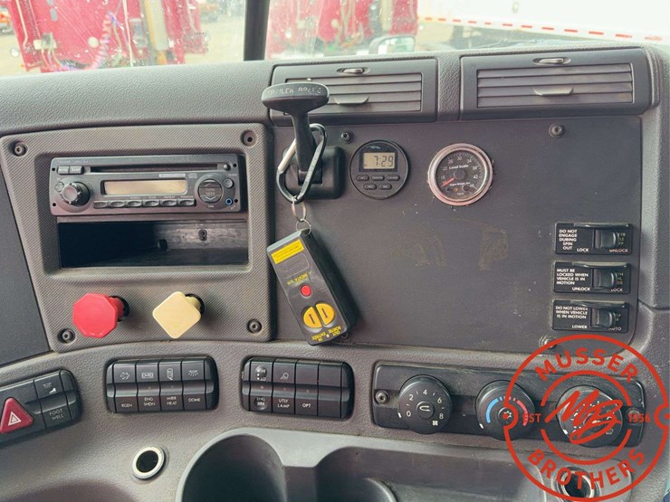 2012-freightliner-cascadia-125-image-24