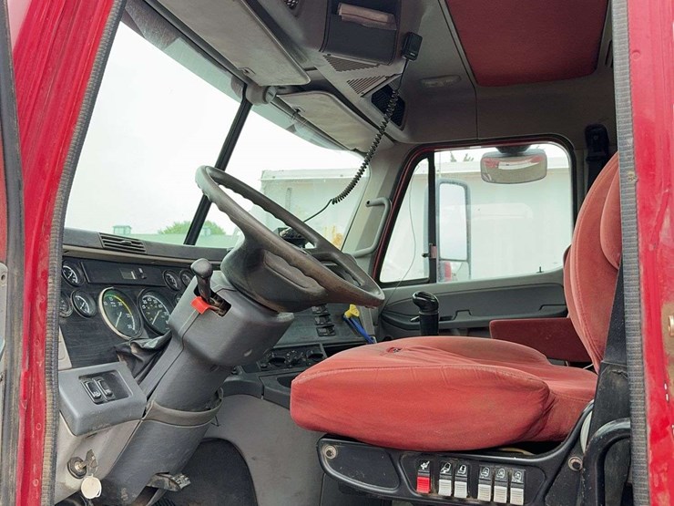 2007-freightliner-columbia-120-image-22