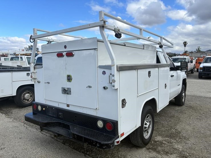 2018-chevrolet-2500hd-image-3