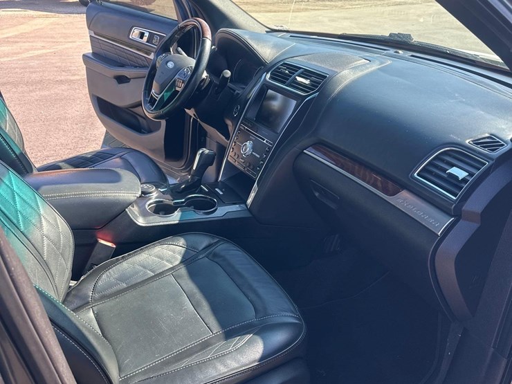 2016-ford-explorer-platinum-image-27