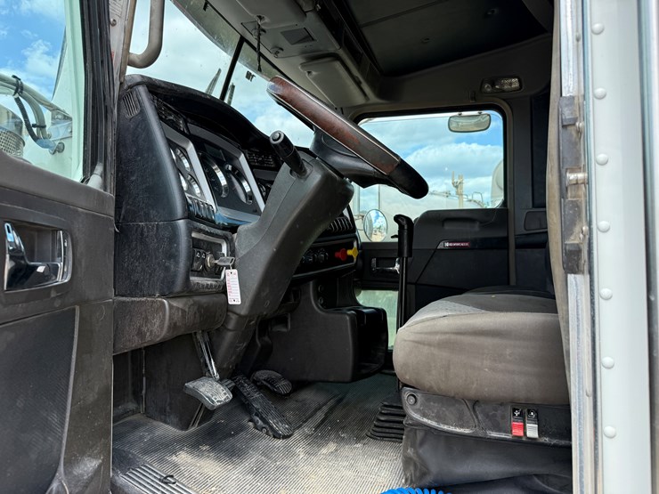 2016-kenworth-t800-image-10