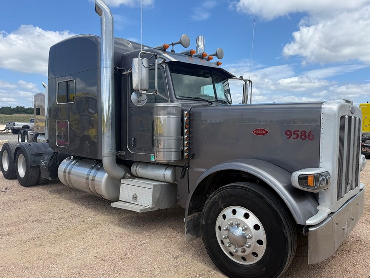 2014-peterbilt-389-image-3