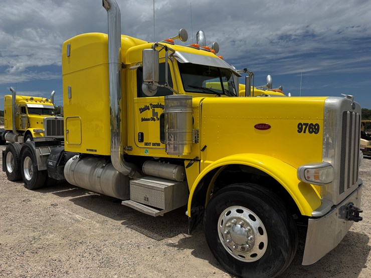 2015-peterbilt-389-image-3
