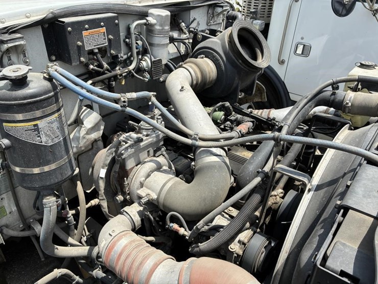 2010-peterbilt-335-image-8