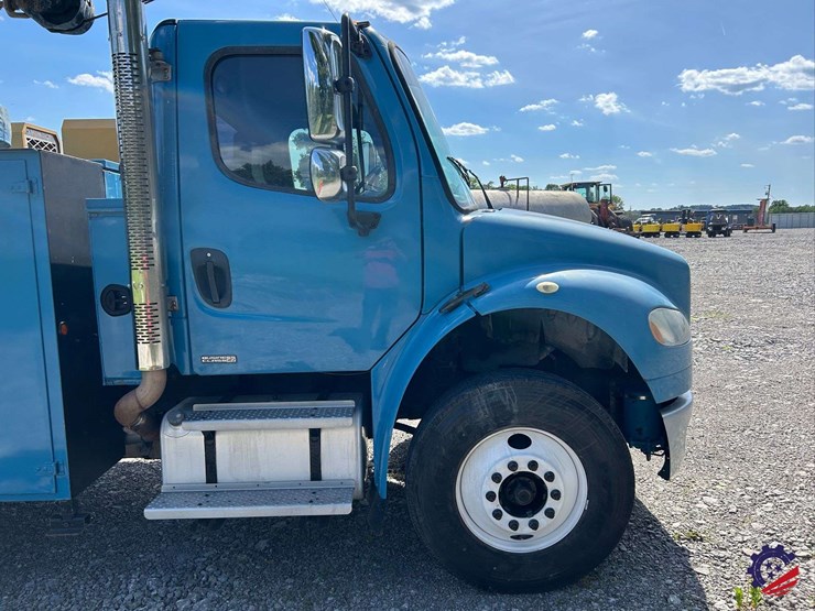 2010-freightliner-m2-106-image-86