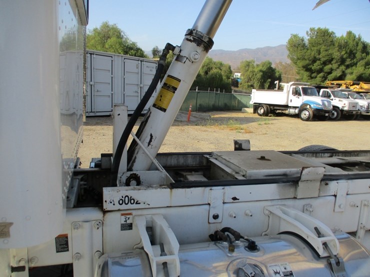 2013-peterbilt-367-image-19