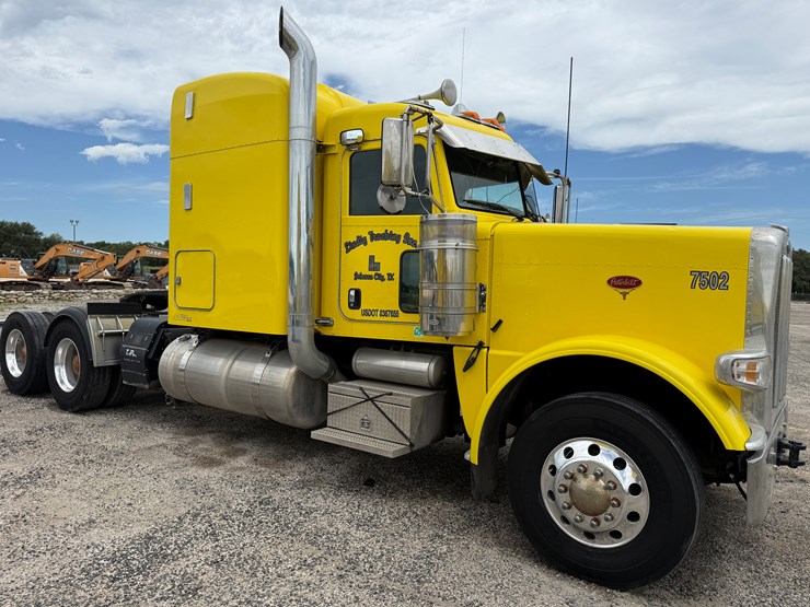 2014-peterbilt-389-image-3