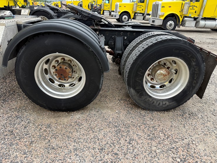 2015-peterbilt-389-image-17
