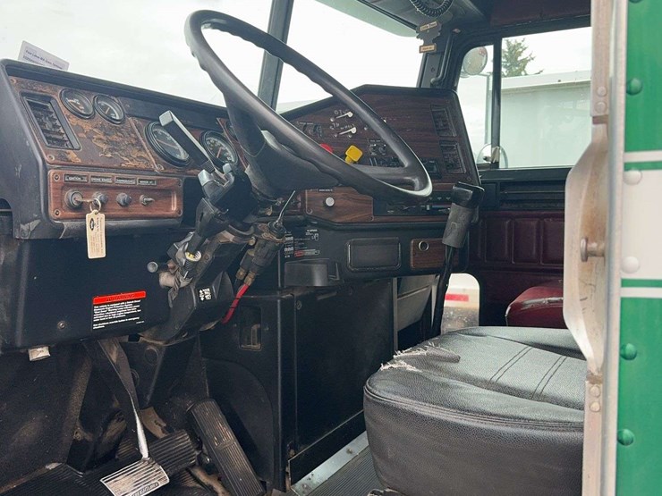 1997-freightliner-fld120-image-47