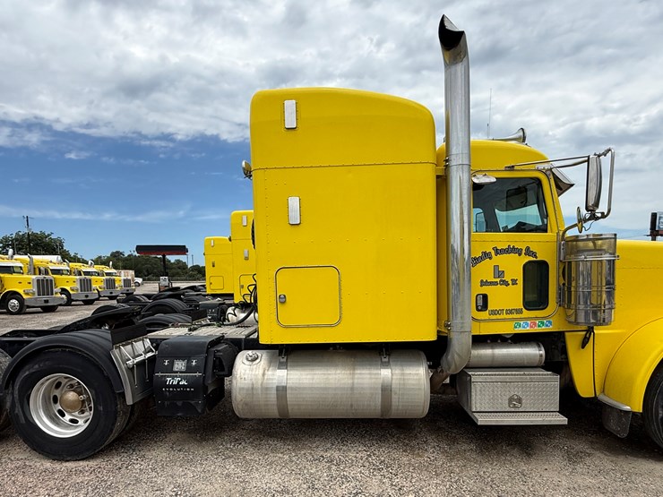 2015-peterbilt-389-image-4