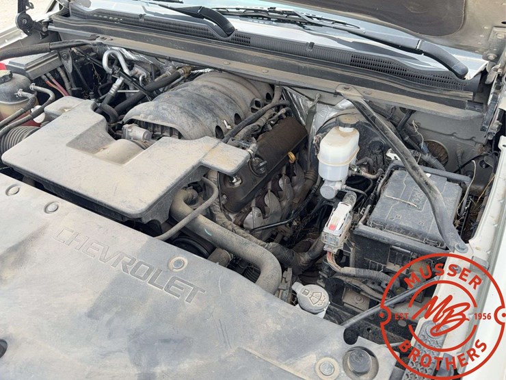 2015-chevrolet-suburban-1500-image-11