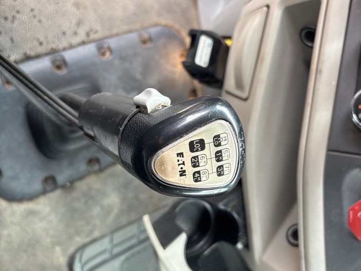 2020-peterbilt-567-image-10