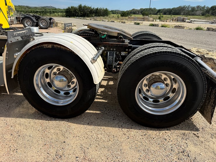 2007-peterbilt-379-image-18