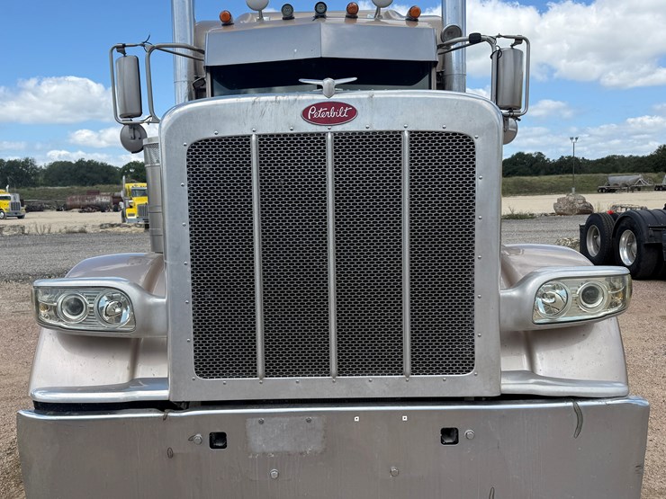 2013-peterbilt-389-image-2