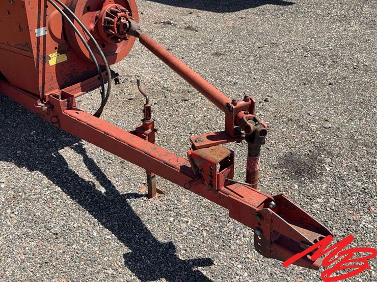 new-holland-320-image-10
