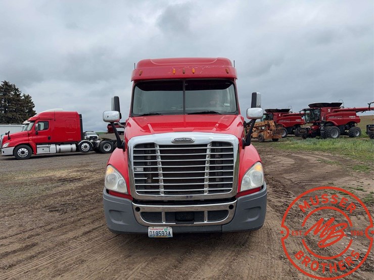 2013-freightliner-cascadia-125-image-8