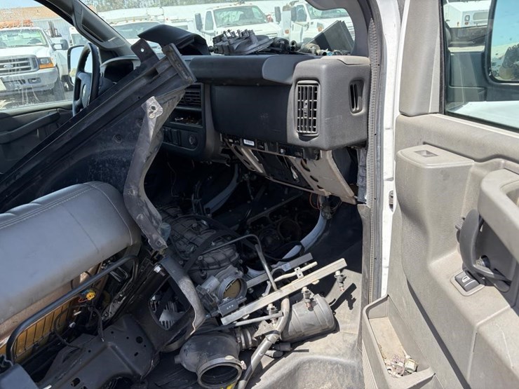 2016-chevrolet-express-3500-image-12