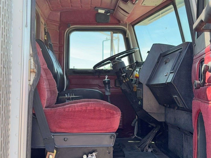 1996-peterbilt-379-image-42