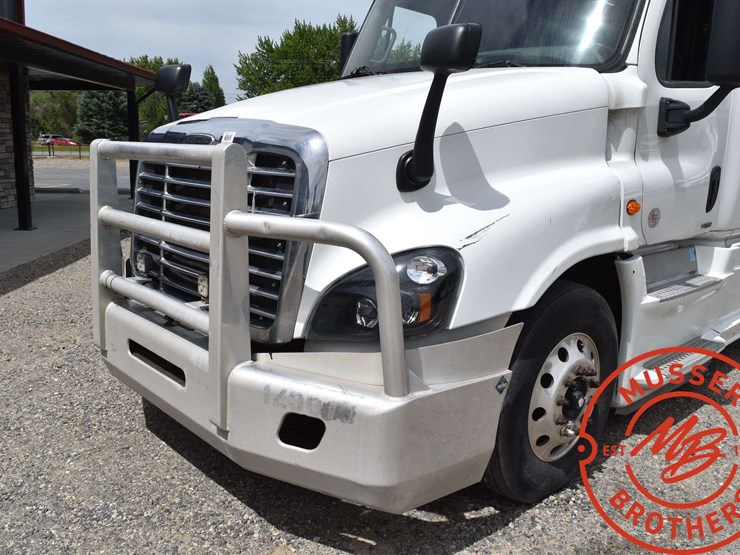 2017-freightliner-cascadia-125-image-16