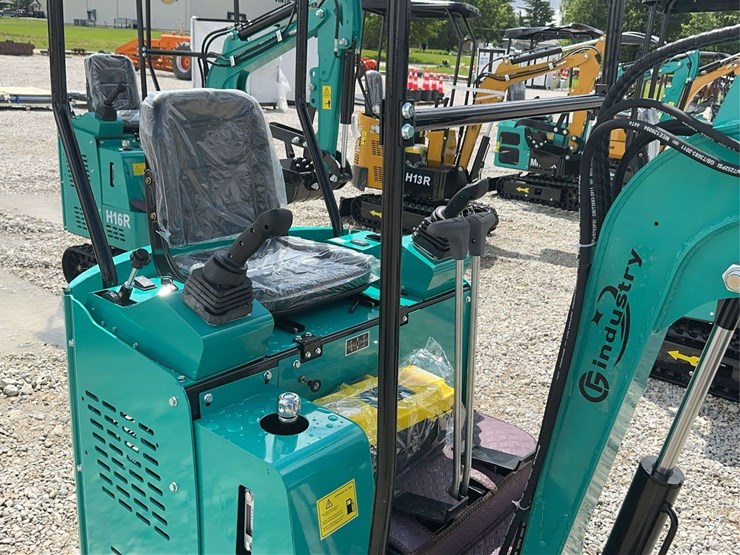 g-industry-h16r-mini-excavator-with-canopy-and-thumb-attachment-image-18
