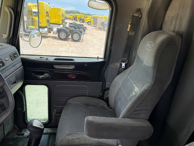 2015-peterbilt-389-image-13