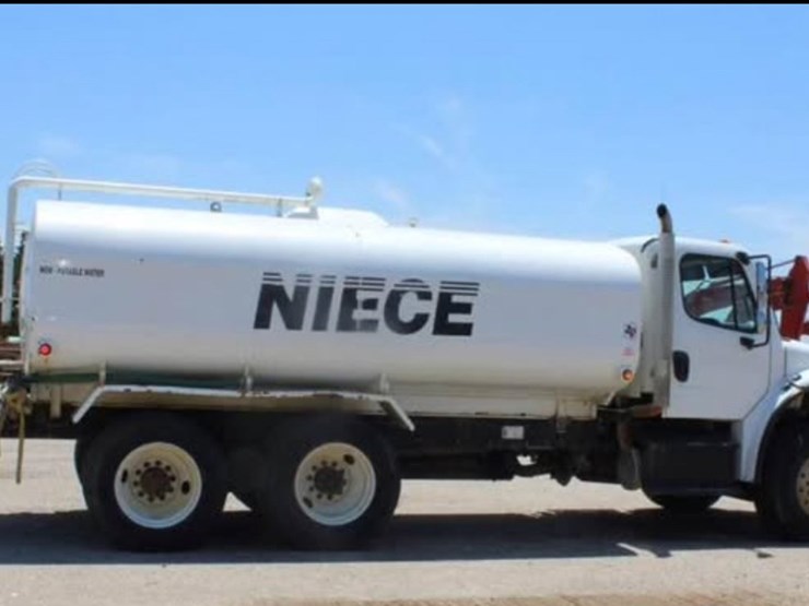 #2207-•-2019-freightliner-water-truck-image-2