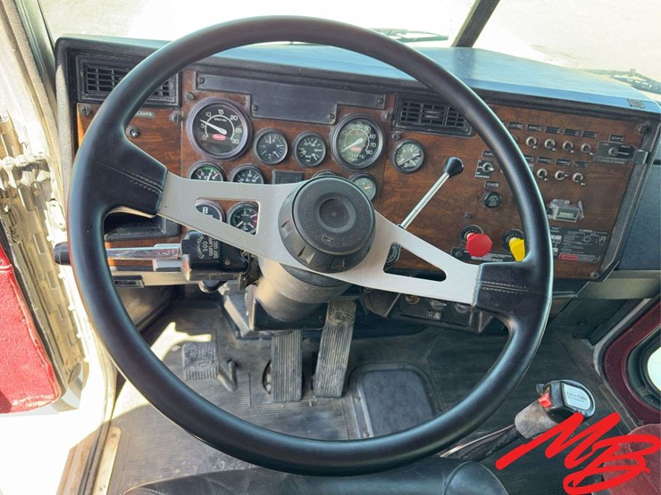 1996-peterbilt-379-image-30