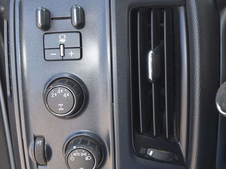 2015-chevrolet-3500-image-40