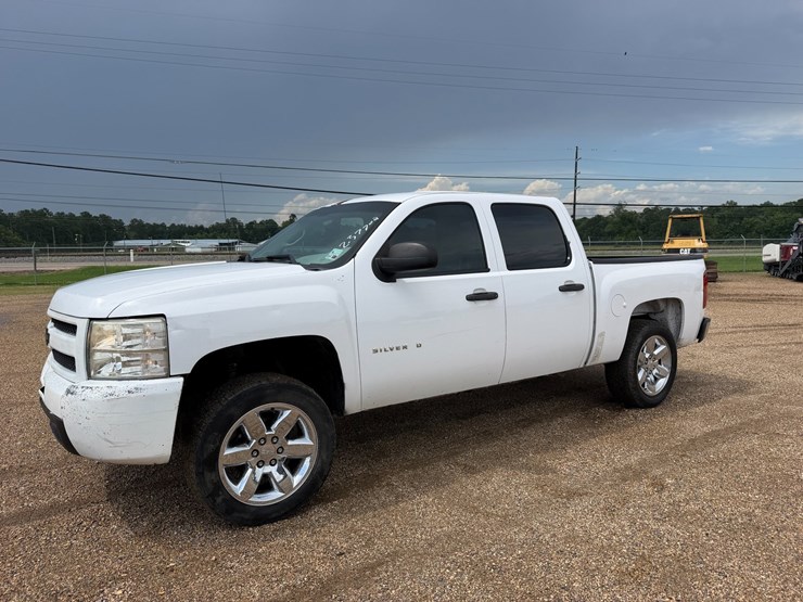 2017-chevrolet-silverado-1500-image-1