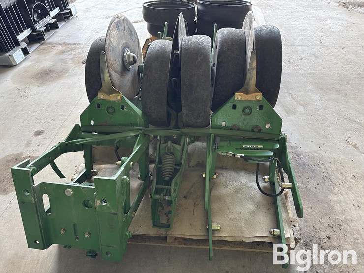 john-deere-planter-units-w/roller-wheels-image-2
