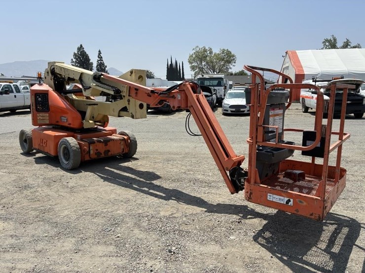 2012-jlg-e400ajpn-image-2