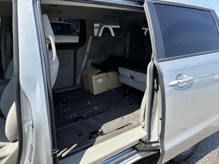 2021-kia-sedona-image-12